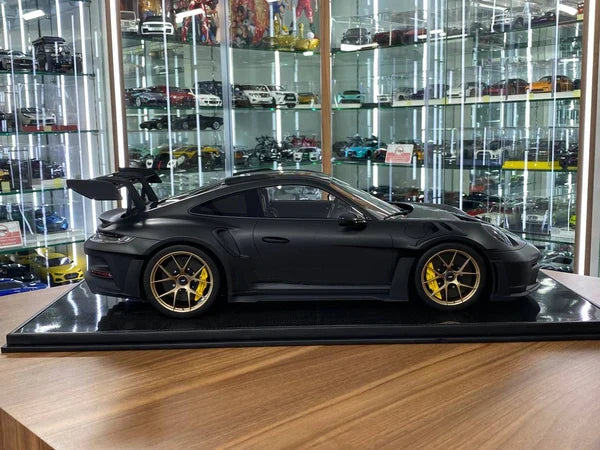 1:8 Scale Resin Sports Car – Matt Black/Gold Rim Limited Edition🖤💫