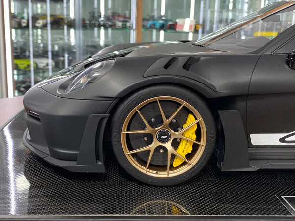 1:8 Scale Resin Sports Car – Matt Black/Gold Rim Limited Edition🖤💫